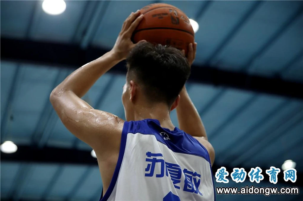 篮球防守训练中如何提高体能和耐力_2